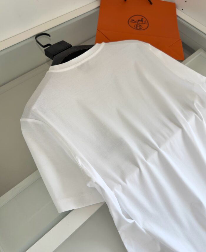 T-shirt bianca casual con borsa arancione shopping, stile minimalista e moderno.
