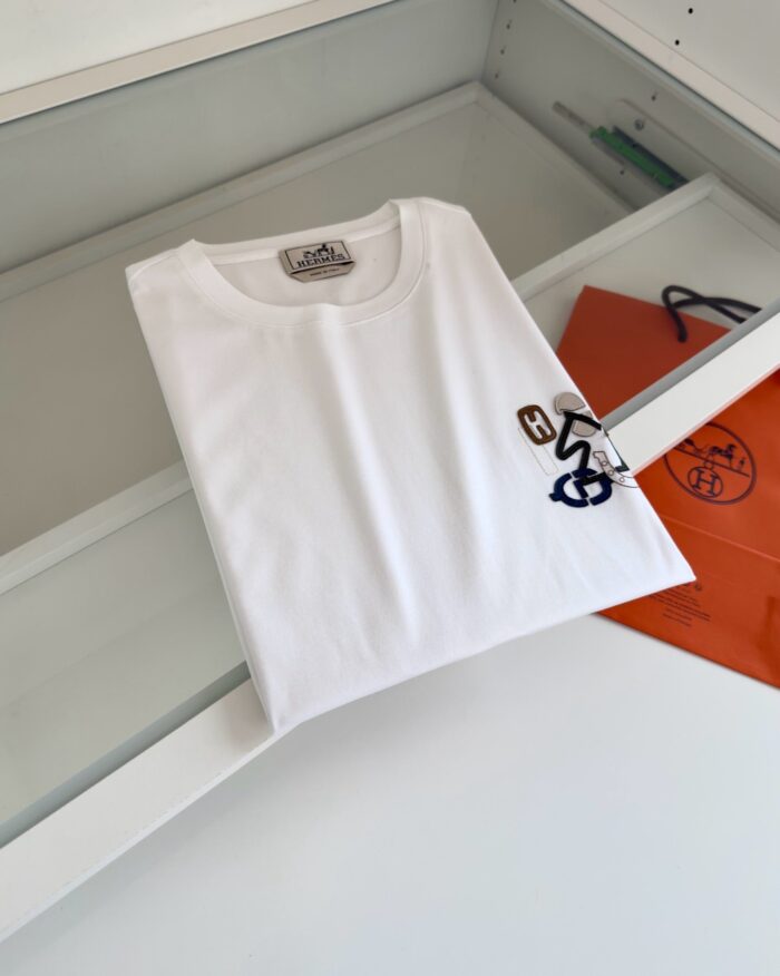 Maglietta bianca premium con logo sottile, design minimalista, elegante e versatile per ogni occasione.