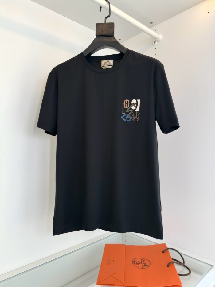T-shirt nera con grafica moderna, stile casual e design unico, ideale per look contemporanei.