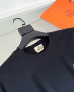 Maglietta nera di alta qualità con etichetta elegante, sfondo moderno e dettagli di lusso.