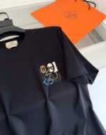 Maglietta nera moderna con grafica colorata, shopping bag arancione, stile trendy italiano.