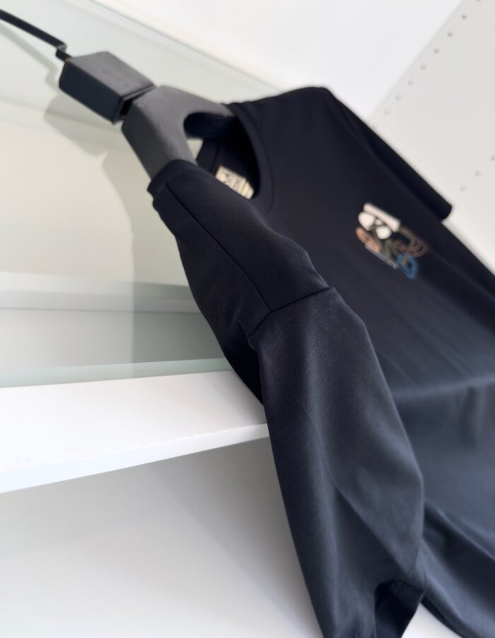 T-shirt nera con grafica multicolore, stile casual moderno e vestibilità confortevole.
