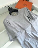 Maglietta grigia basic con logo, elegante shopping e stile casual sofisticato.