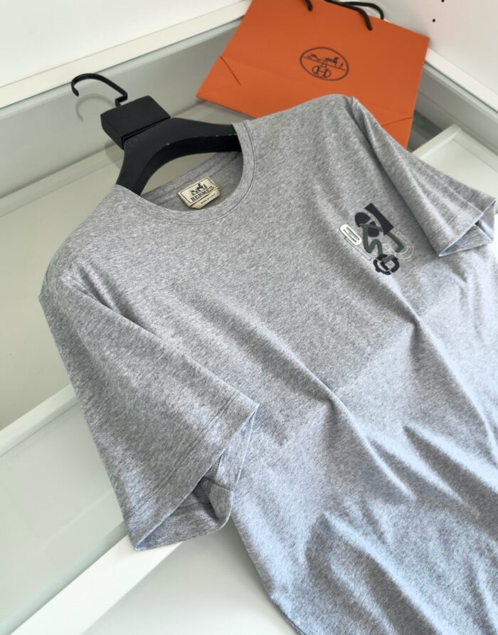 Maglietta grigia basic con logo, elegante shopping e stile casual sofisticato.
