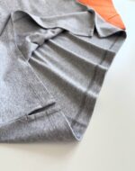 T-shirt grigia con dettaglio arancione, stile casual e tessuto morbido e leggero.