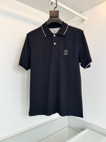 Maglietta polo nera elegante con dettaglio bianco, logo discreto e design classico per ogni occasione.