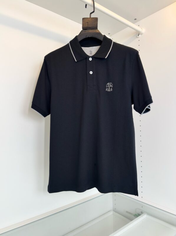 Maglietta polo nera elegante con dettaglio bianco, logo discreto e design classico per ogni occasione.