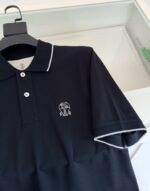 Polo nera con logo elefante ricamato e dettagli a contrasto in bianco elegante e versatile.