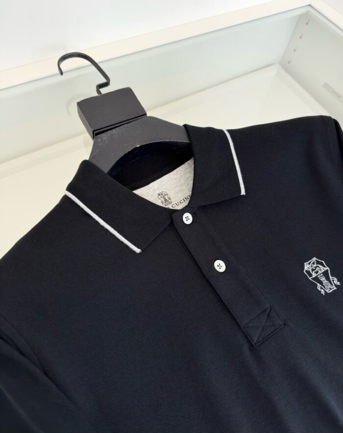 Poloshirt nero elegante con dettagli a righe bianche, logo ricamato, stile classico e versatile.