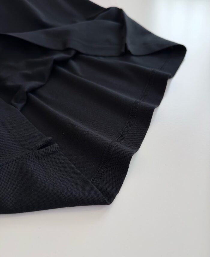 Vestito nero elegante con pieghe precise e dettagli di sartoria, ideale per ogni occasione sofisticata.