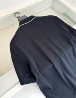 Maglia polo nera con piping bianco elegante, perfetta per ogni occasione elegante o casual.