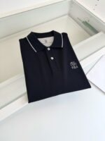 Maglietta polo navy con colletto bianco e logo ricamato, elegante e di alta qualità.