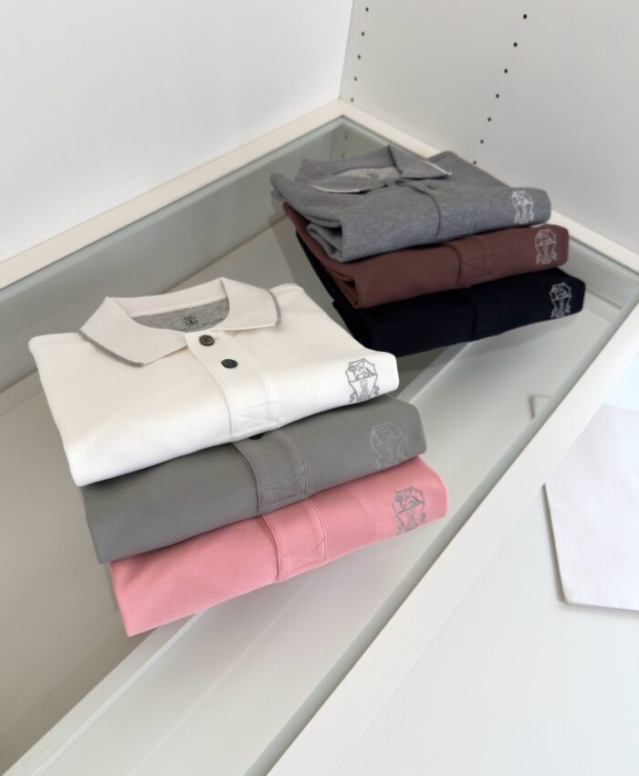 Camicie polo minimaliste e eleganti in vari colori, ordine e stile contemporaneo.