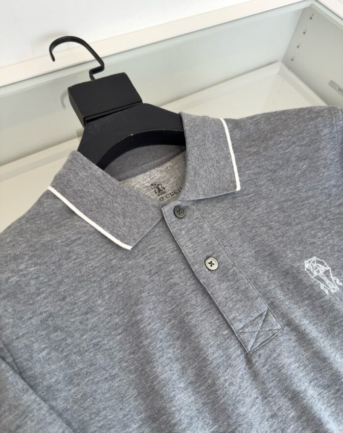 Polo grigia classica con dettaglio bianco, logo ricamato, stile casual ed elegante.