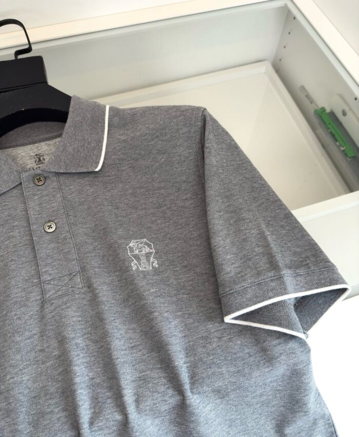 Maglietta polo grigia con ricamo sottile, dettagli eleganti e design classico.