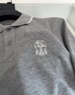 Maglietta polo grigia con logo ricamato bianco, stile classico e versatile per ogni occasione.