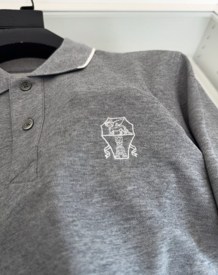 Maglietta polo grigia con logo ricamato bianco, stile classico e versatile per ogni occasione.