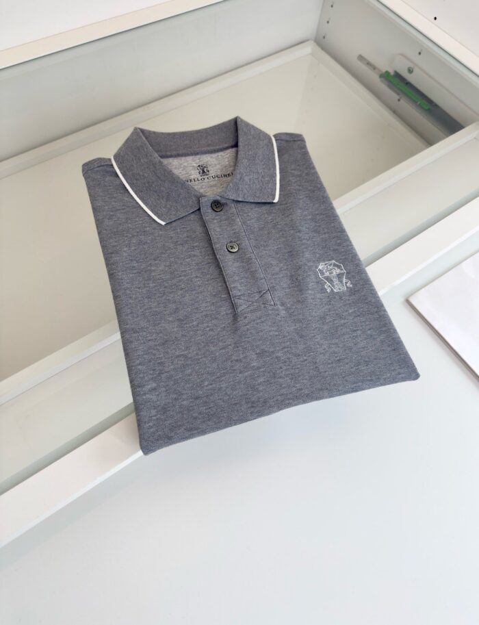 Maglietta polo grigia con piping bianco e logo ricamato, stile casual elegante e comfort raffinato.