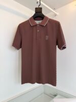 Maglietta polo marrone elegante con logo ricamato, stile casual raffinato e comodo.