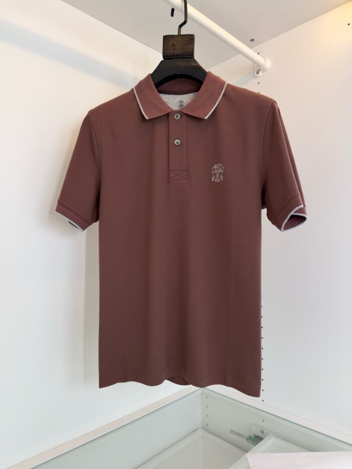 Maglietta polo marrone elegante con logo ricamato, stile casual raffinato e comodo.