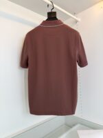 Polo marrone uomo, elegante e casual, in cotone, con colletto a contrasto raffinato.