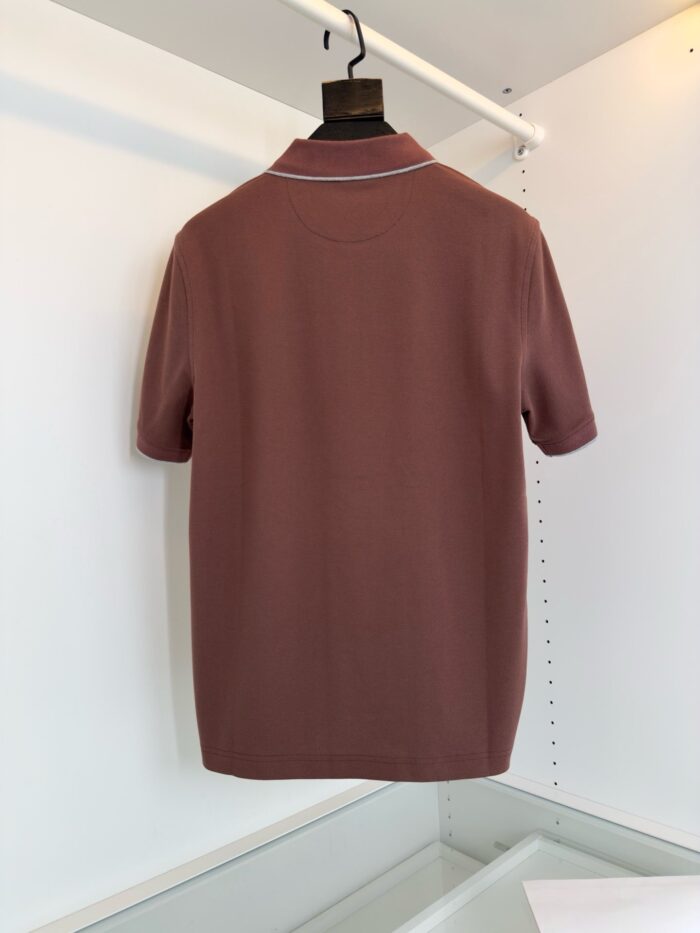 Polo marrone uomo, elegante e casual, in cotone, con colletto a contrasto raffinato.