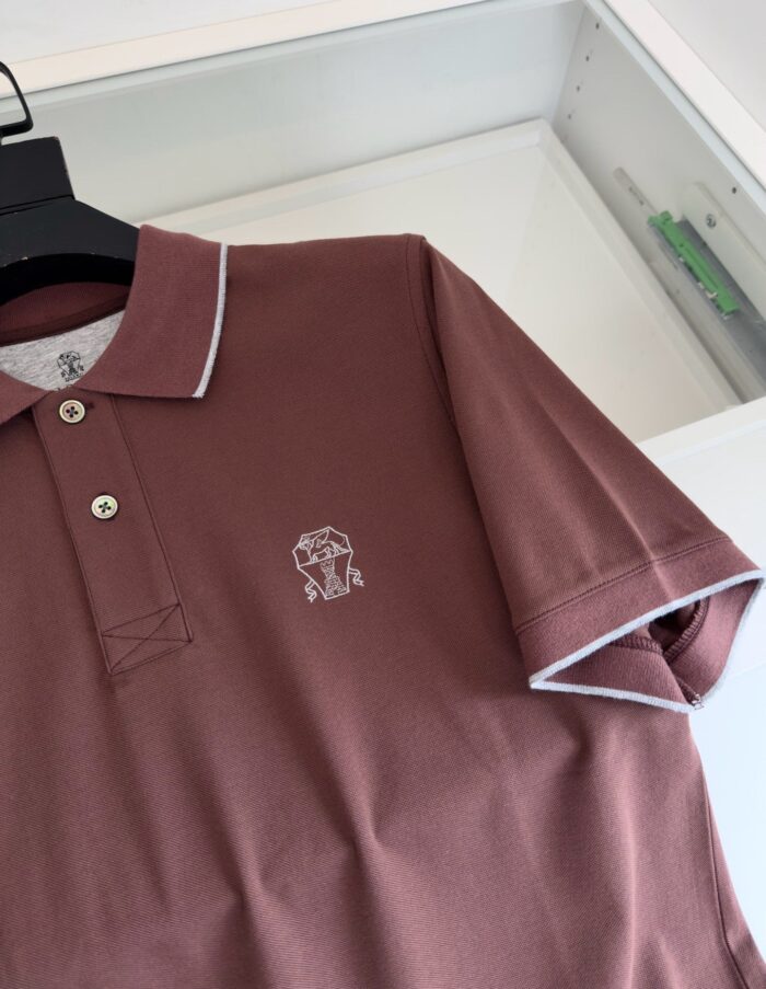 Polo marrone scuro con logo ricamato, colletto e bottoni contrasto in beige, stile casual elegante.