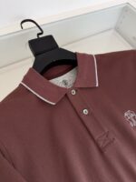 Poloshirt Bordeaux con colletto bianco, logo ricamato, stile casual e sofisticato.