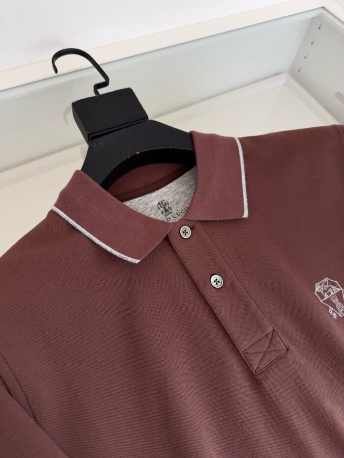 Poloshirt Bordeaux con colletto bianco, logo ricamato, stile casual e sofisticato.