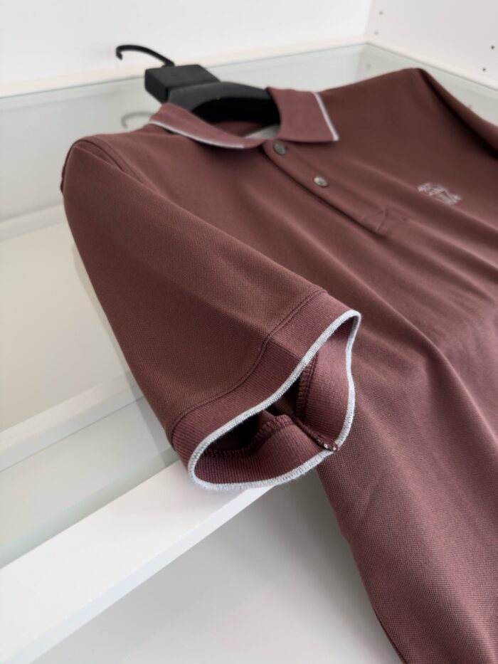 Maglietta polo marrone elegante con dettagli grigi, stile classico e look versatile.