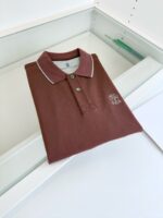 Maglietta polo marrone chiaro con colletto contrasto e logo discreto, stile casual elegante.