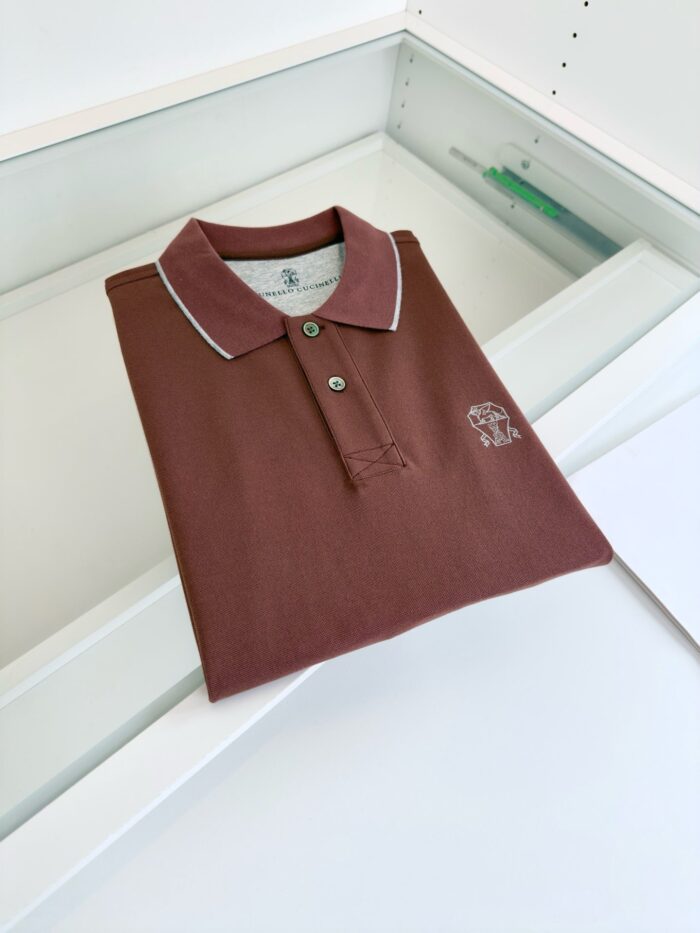 Maglietta polo marrone chiaro con colletto contrasto e logo discreto, stile casual elegante.