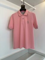 Maglietta polo rosa casual ed elegante con logo sul petto, perfetta per ogni occasione.