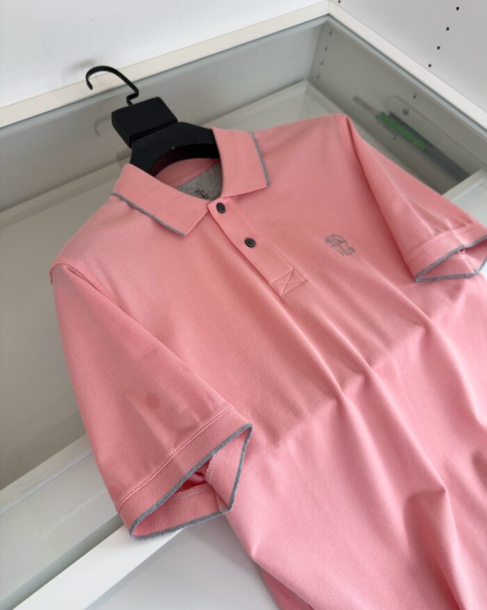 Maglietta polo rosa elegante e casual, perfetta per l’estate e look versatili.