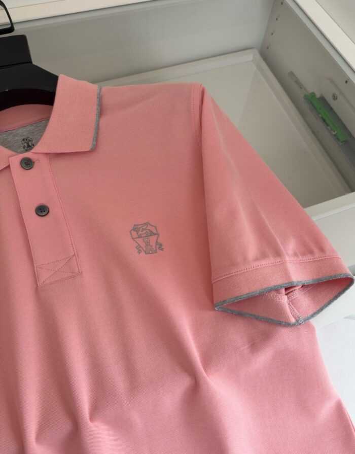 Maglietta polo rosa pastello con dettaglio ricamato elefante, stile casual ed elegante.