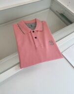 Maglietta polo rosa con colletto grigio, logo ricamato, stile casual e design elegante.