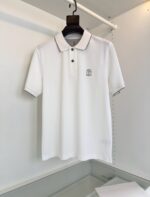 Maglietta polo bianca classica con logo ricamato, stile minimalista e alta qualità.