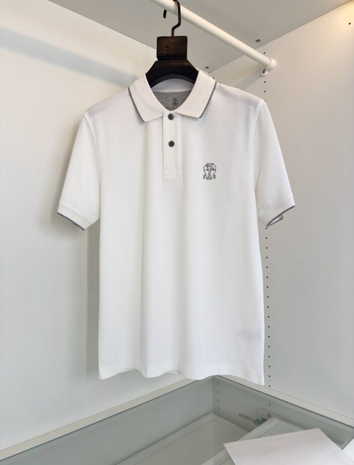 Maglietta polo bianca classica con logo ricamato, stile minimalista e alta qualità.