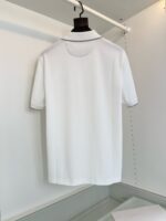 Camicia polo bianca elegante da uomo su appendino, stile classico e versatile per ogni occasione.