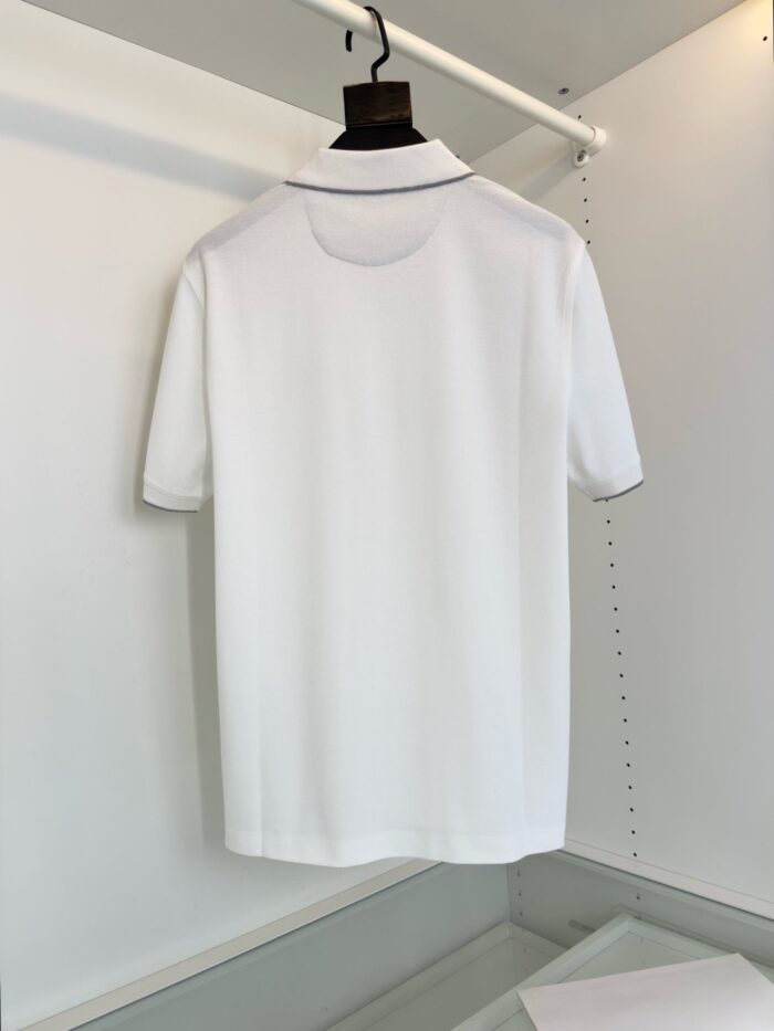 Camicia polo bianca elegante da uomo su appendino, stile classico e versatile per ogni occasione.