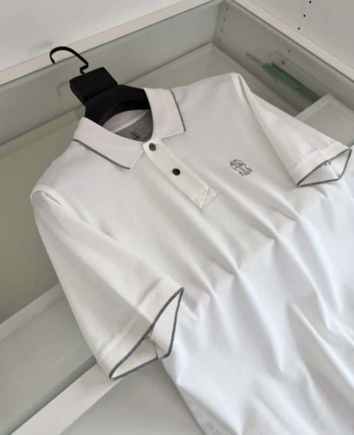 Maglietta polo bianca con dettaglio a contrasto, elegante e versatile per il casual moderno.