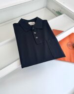 Maglia polo navy elegante con taschino, dettagli precisi e stile moderno per ogni occasione.