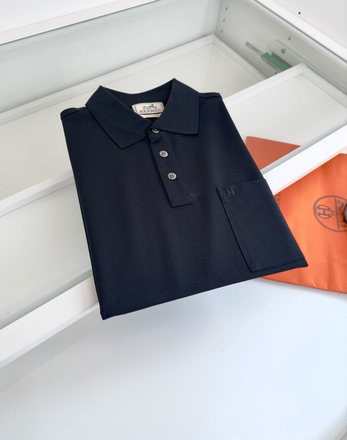 Maglia polo navy elegante con taschino, dettagli precisi e stile moderno per ogni occasione.