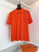 Maglietta polo arancione elegante con cartella coordinata, perfetta per uno stile casual raffinato.