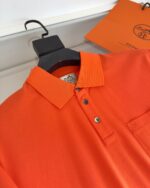 Maglietta polo arancione casual elegante, ideale per stile e comfort quotidiano.