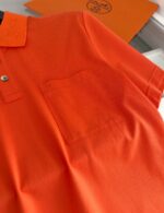 Camicia polo arancione elegante con tasca, dettagli classici e vestibilità confortevole, marca di lusso.