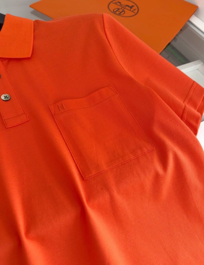 Camicia polo arancione elegante con tasca, dettagli classici e vestibilità confortevole, marca di lusso.