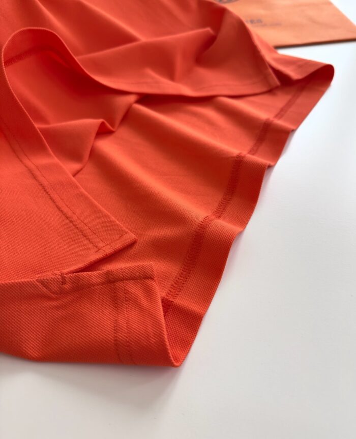 Giacca arancione in tessuto leggero, morbido e stretch, stile casual e versatile.