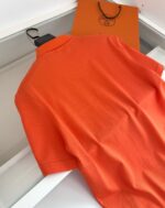 Maglietta polo arancione fresca e elegante, perfetta per uno stile casual e moderno.