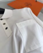 Maglietta polo bianca di lusso con dettagli eleganti e logo discreto, perfetta per uno stile raffinato.